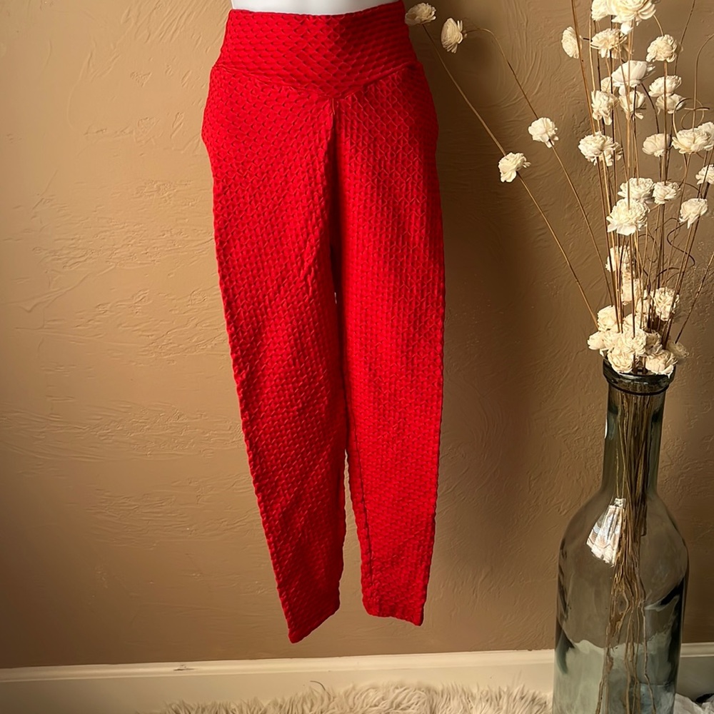 Red stretchy but lifting leggings